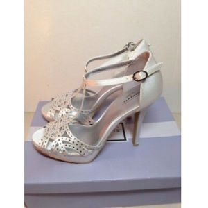 Unforgettable moments Pearl white heels